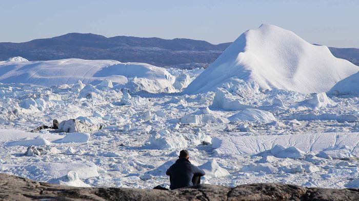Ilulissat Sermermiut Unesco Udsigt og mand der nyder udsigten