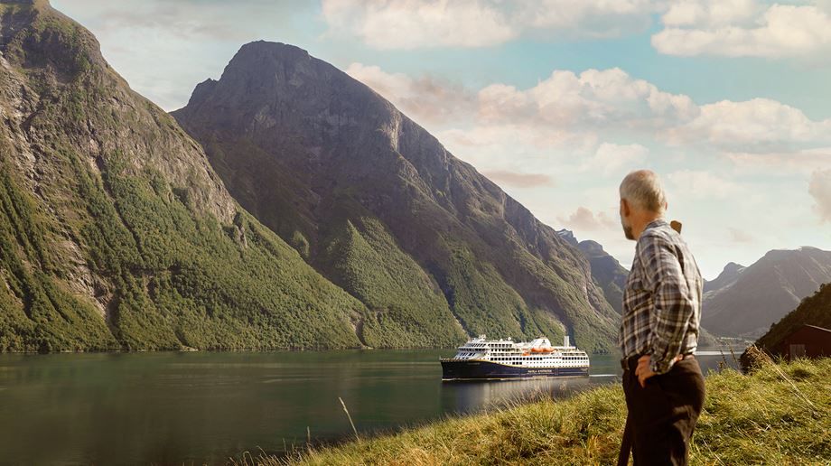 Norge Havila Kystruten Man Looking At Ship