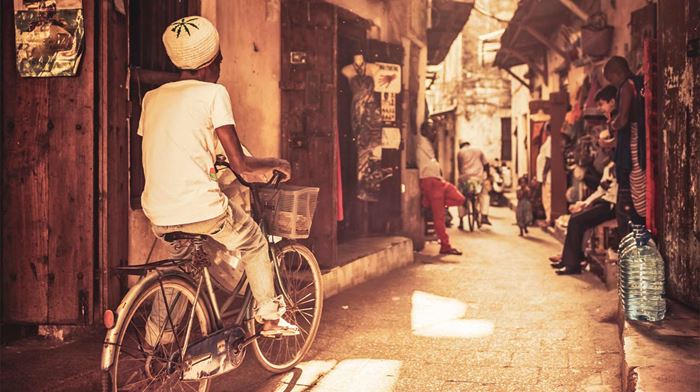 Zanzibar Stone Town Smal Gade Mand Cykler