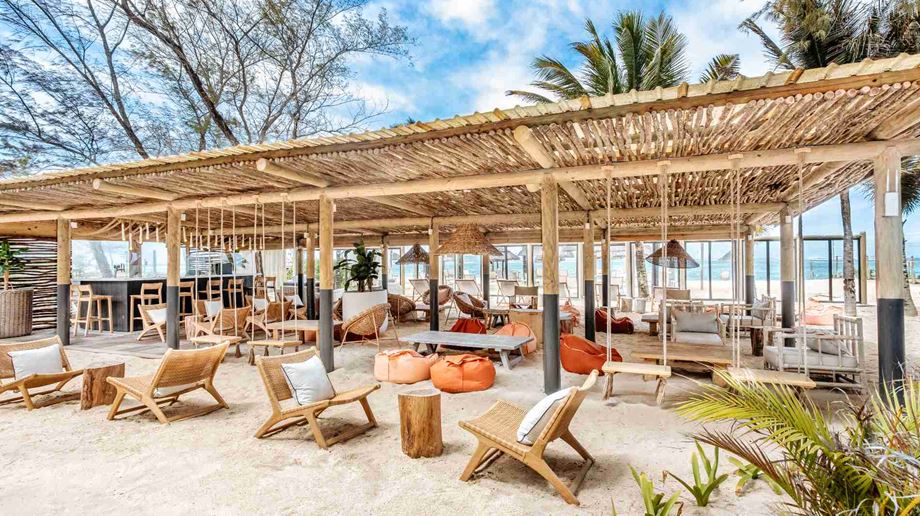 Rejser til Mauritius, Friday Attitude, Med fødderne i sandet på WE Beach Bar