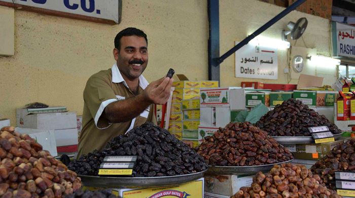 Dubai Traditionel sælger i souk Dadler Nødder Rosiner