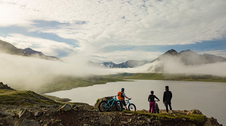 Island Deplar Farm Aktivitet cykel gruppe med udsigt over bjergene