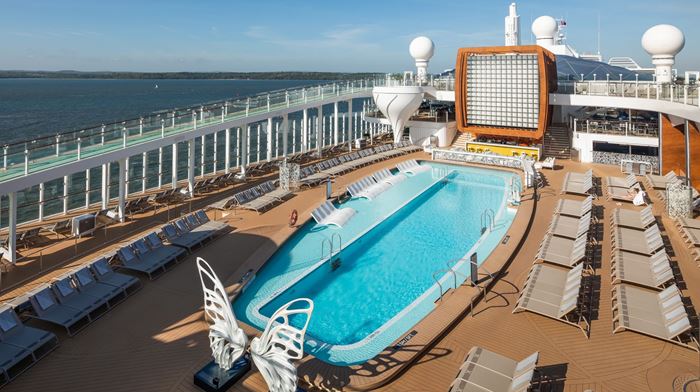 Celebrity Cruises Edge pool område om dagen