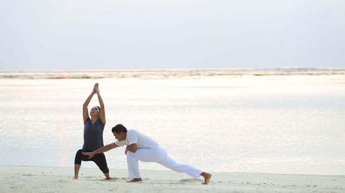 Yoga i solopgangen på Gili Lankanfushi