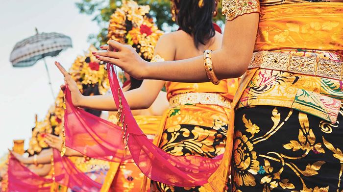 Indonesien Bali Kvinder I Farverig Sarong Kultur Dans
