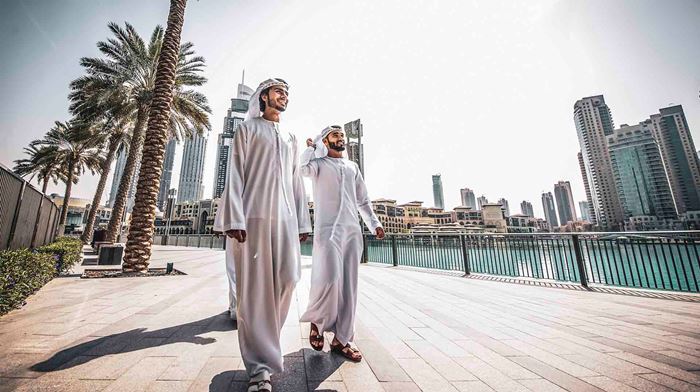Arabiske mænd går med udsigt til Dubai