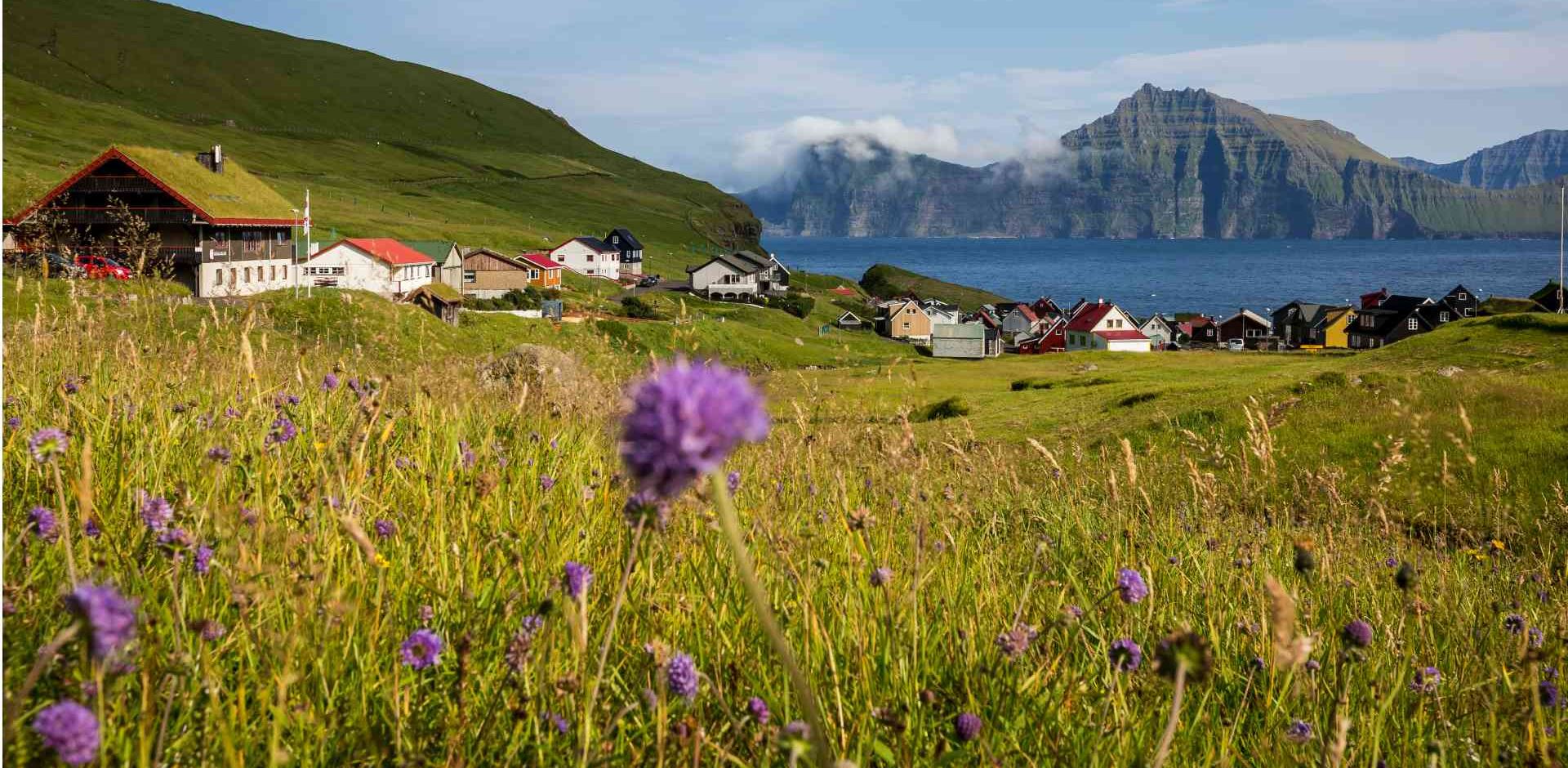 Færøerne, Eysturoy, Gjaargardur Guesthouse Gjogv, Udsigt, Marker, Bjerge, Vand