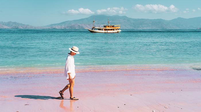 Indonesien Komodo Island Pink Beach Mand Går På Strand