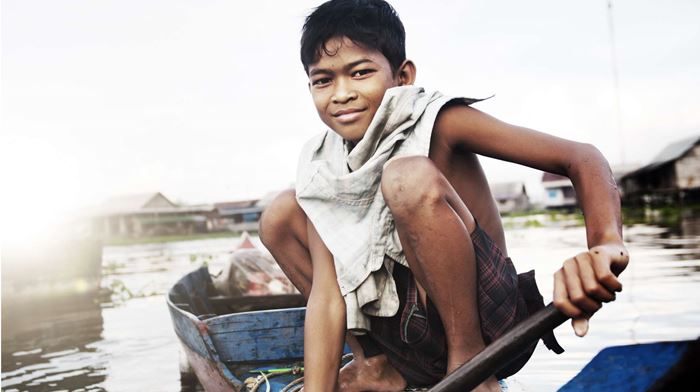 Cambodia, Siam Reap, Udflugt, Sejltur, Flod, Dreng på båd