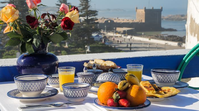 Marokko Essaouira Villamaroc, udsigt fra balkonen - med veldækket bord
