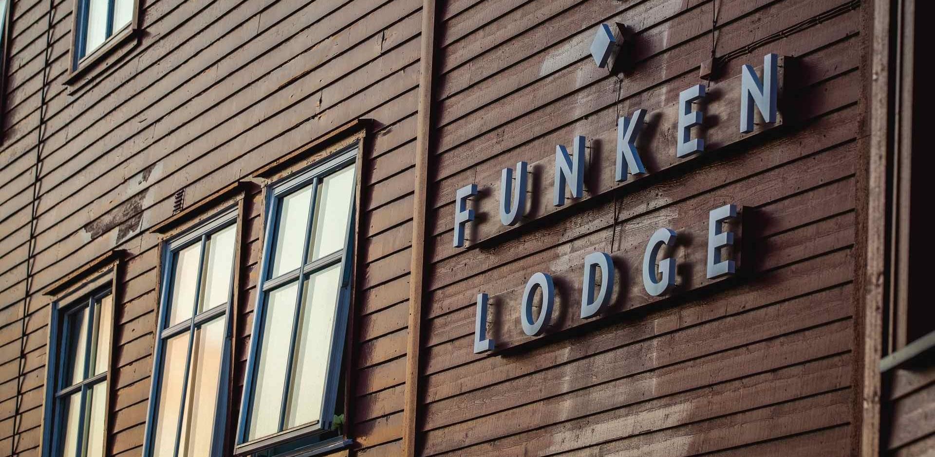 Close up af Funken Lodge navn