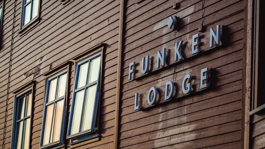 Close up af Funken Lodge navn