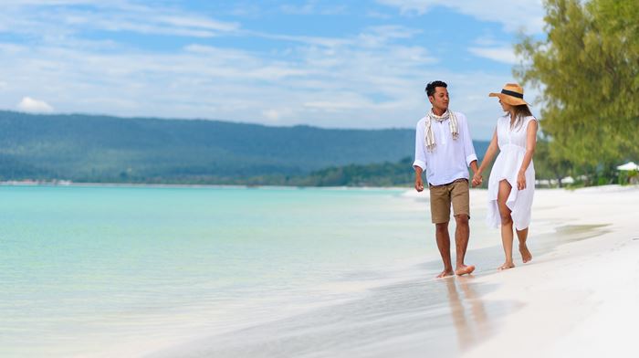 Cambodia, Koh Rong, The Royal Sands, Par gående på stranden