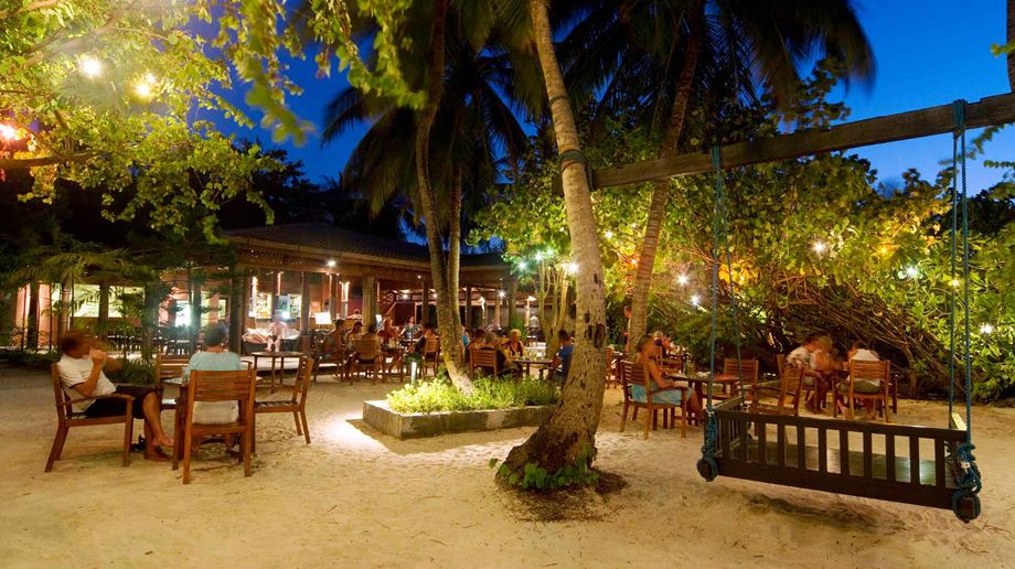 Rejser til Maldiverne, Embudu Village, Aftenstemning i baren