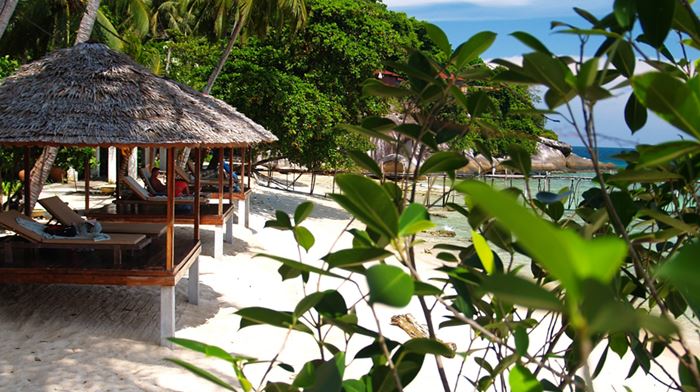 malaysia-tioman-island-jamala-resort-privat-strand-strandstole