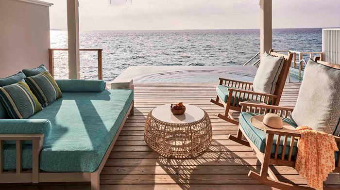Rejser til Maldiverne, Finolhu Baa Atoll, Terrasse og pool i Ocean pool villa
