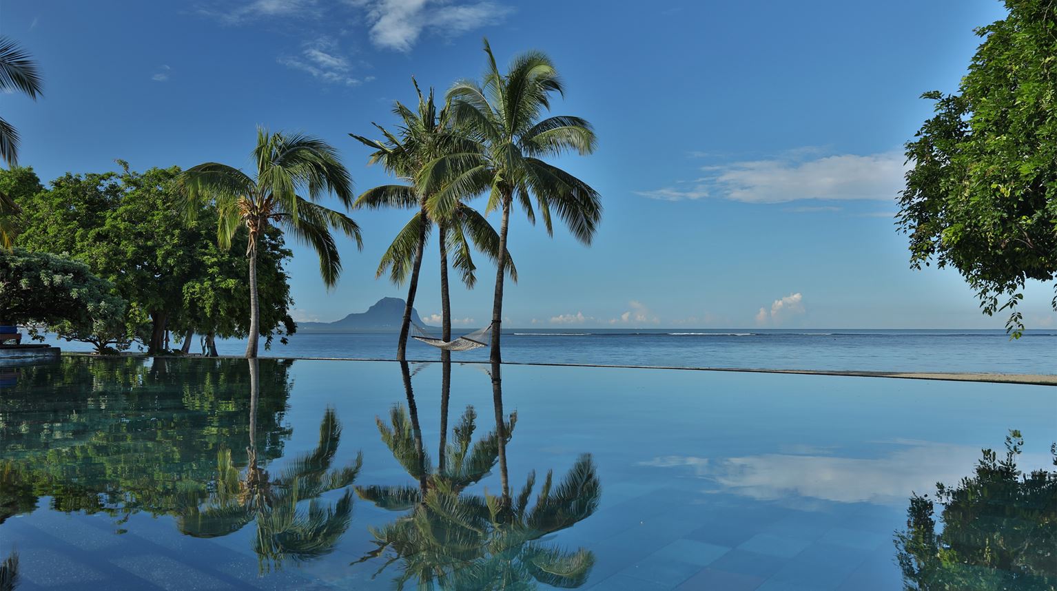 Rejser til Maurtius, Maradiva Villas Resort & Spa, Swimmingpool med udsigt til Det Indiske Ocean
