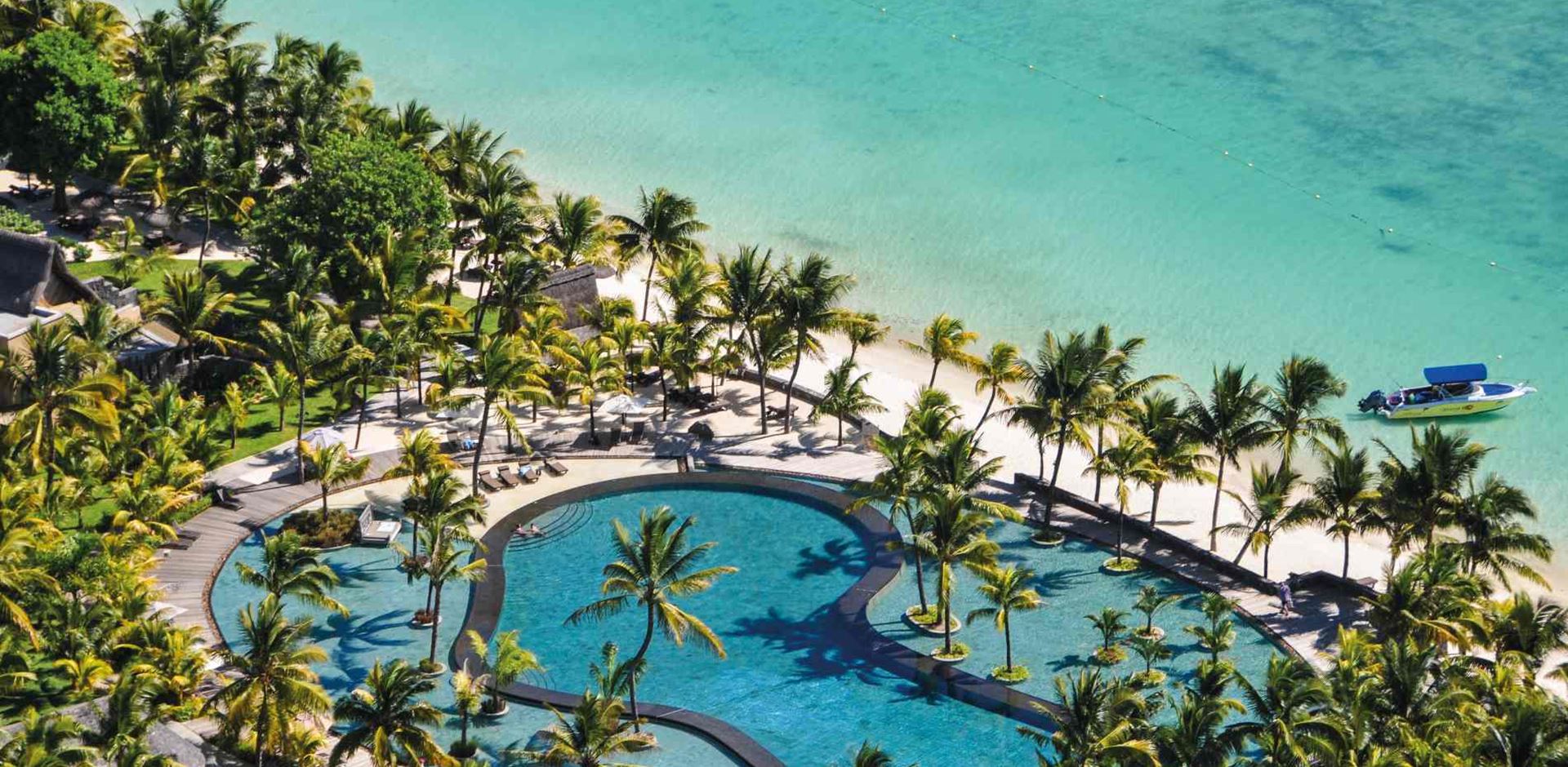Rejser til Mauritius, Trou aux Biches Beachcomber Golf Resort & Spa, Poolområdet med vajende palmer