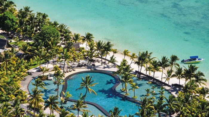 Rejser til Mauritius, Trou aux Biches Beachcomber Golf Resort & Spa, Poolområdet med vajende palmer