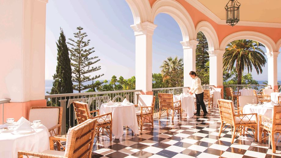 portugal-madeira-reid's-palace-belmond-hotel-VILLA-CIPRIANI-udsigt-til-hotel-restaurant-tjener