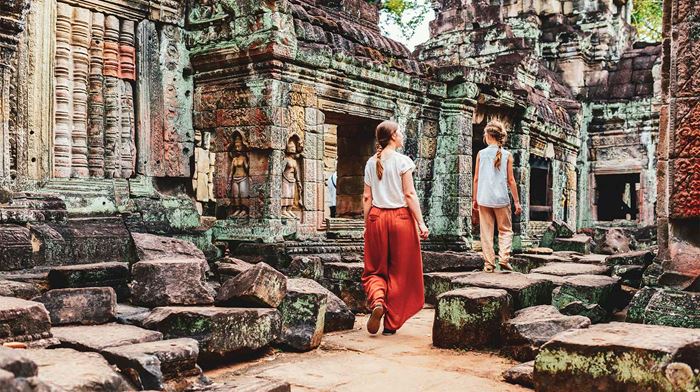 Cambodia, Siem Reap Angkor, Mor og datter kigger på tempel 