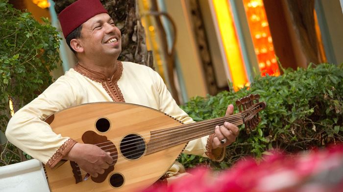 Marokko Marrakech Les Jardin Dela Medina Musik, mand spiller på oud
