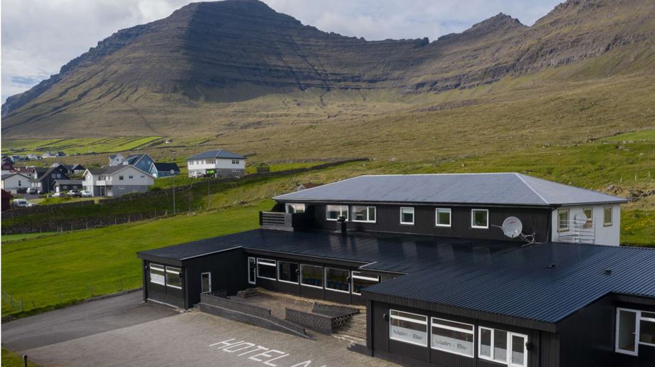 Færøerne Viðareiði Hotel Nord, Udefra, Bygd, Bjerge, Huse, Rustik Landskab