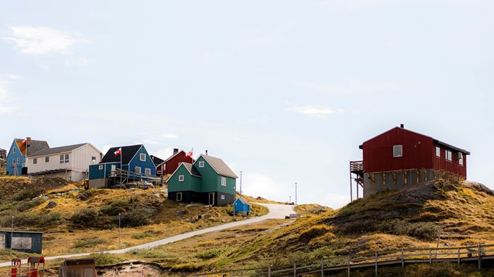 Farverige huse i Kapisillit, Grønland