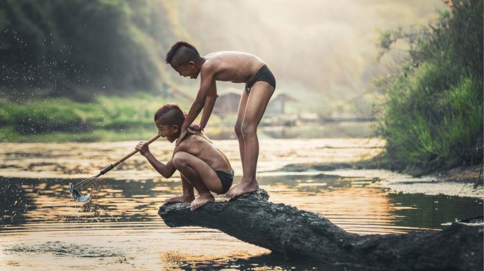 Malaysia, Borneo, Drenge fisker på flod