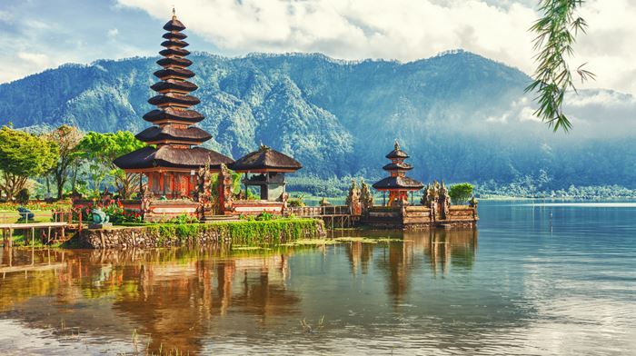 Indonesien, Bali, Det Centrale Højland og Nordkysten, Tempel ved Sø