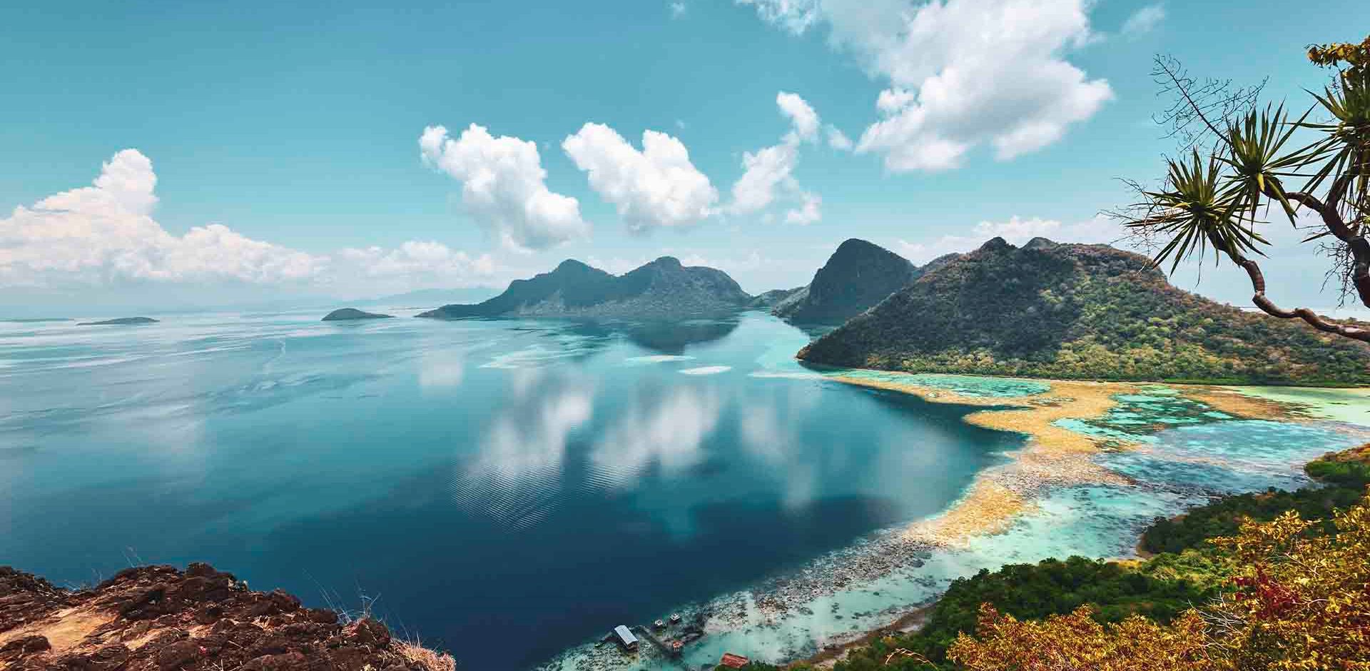 Malaysia, Borneo, Sabah Bohey Dulang med udsigt over landskab med bjerge og vand