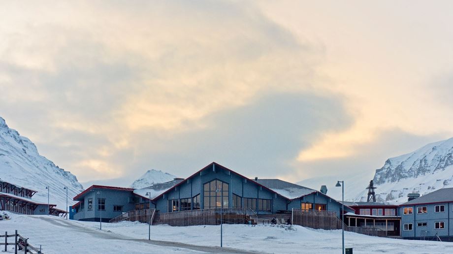 Billede af Radisson Blu Polar Hotel med bjerge i baggrunden