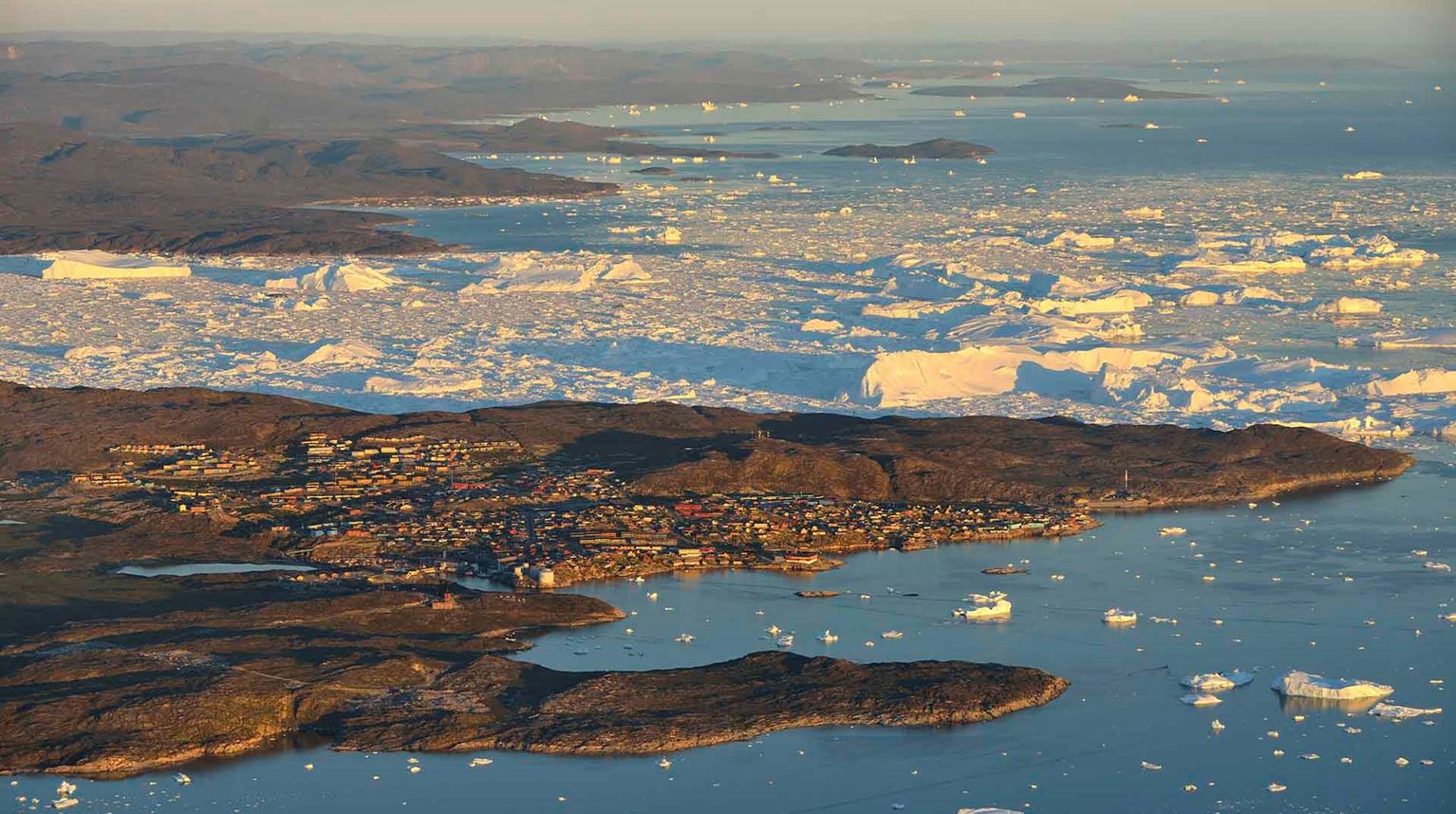 Luftfoto over Ilulissat og Isfjorden i baggrunden