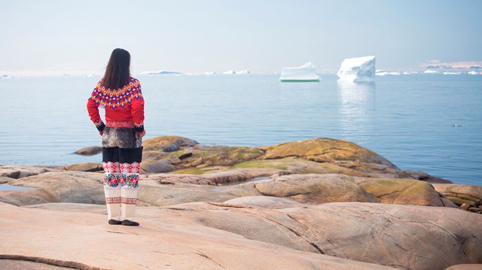 Grønland Kvinde Står Inationaldragt Og Kigger På Isbjerge
