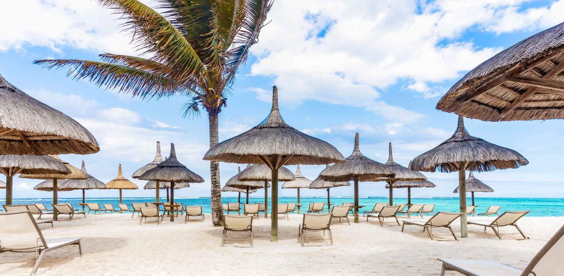 Rejser til Mauritius, Friday Attitude, Solstole på stranden ved Friday Attitude
