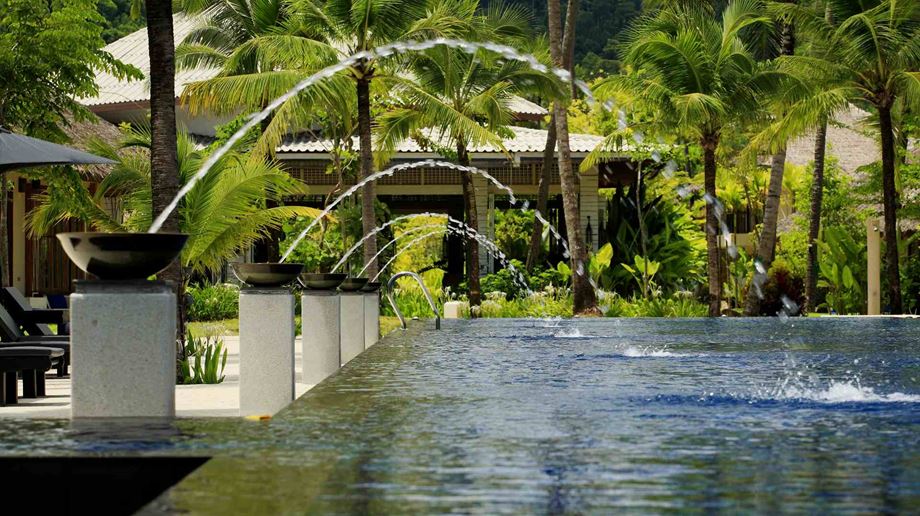Det dejlige poolområde på Bangsak Village