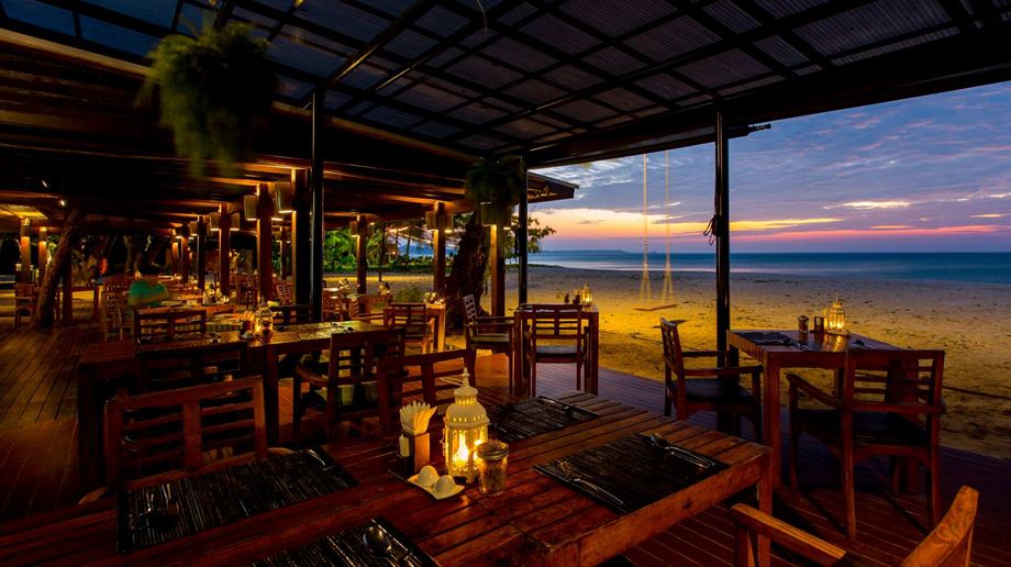 Rejser til Thailand, Khao Lak, Bangsak Village, Aftenstemning i strandrestauranten