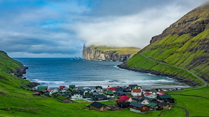 Færøerne, Tjoernuvik Eysturoy, Havet, Bjerge, Huse, Skyer