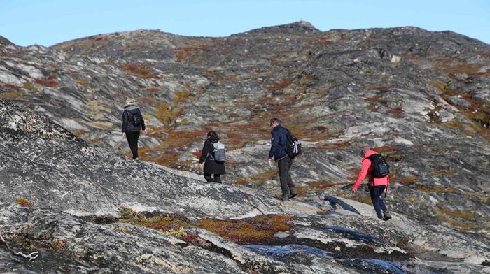 Ilulissat Sermermiut Unesco fire mennesker på vandretur i klipperne