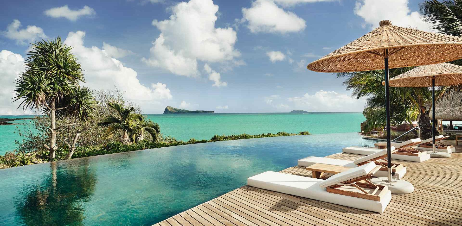 Rejser til Mauritius, Paradise Cove Boutique Hotel, Infinity-pool med udsigt til øen Coin de Mire