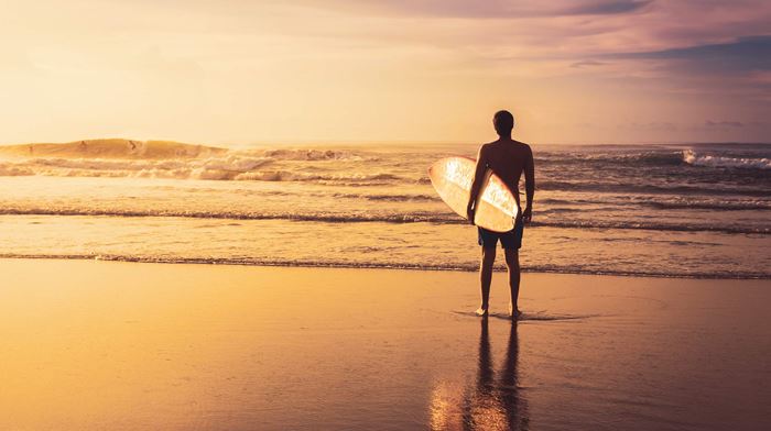 Indonesien Gili Lombok Surfer Står Med Surfbræt Og Kigger Udover Havet