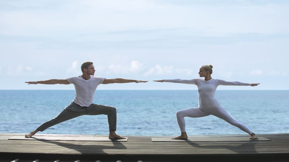 Indonesien Bali Sanur Puri Santrian, Yoga, Wellness, En Kvinde Og En Mand Udøver Yoga