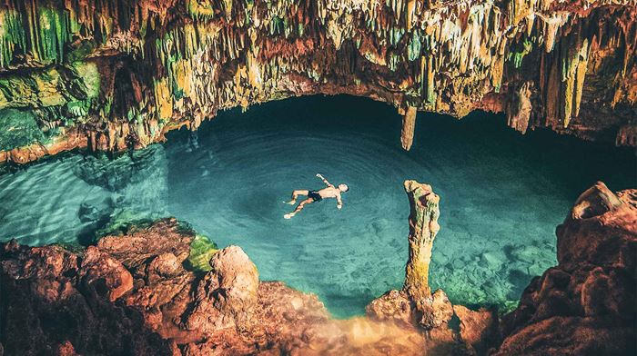 Indonesien Flores Rangko Cave Mand Svømmer I Grotte