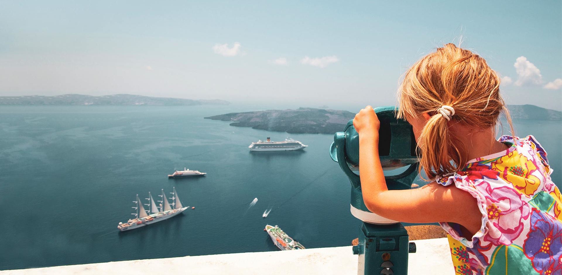 Thira Santorini Grækenland pige kigger på skibe gennem kikkert 