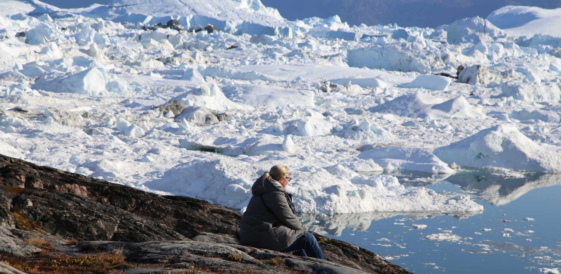 Ilulissat Sermermiut Unesco Udsigt og kvinde der nyder udsigten