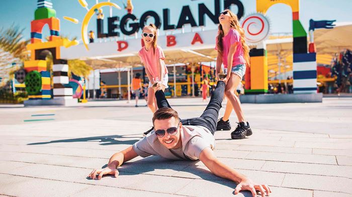 Dubai Legoland Mand bliver trukket i sine ben af to Børn