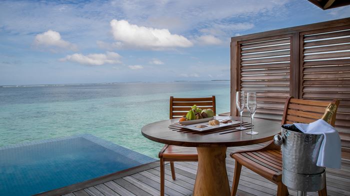 Rejser til Maldiverne, The Residence Maldives at Dhigurah, Champagne på terrassen i water pool villa