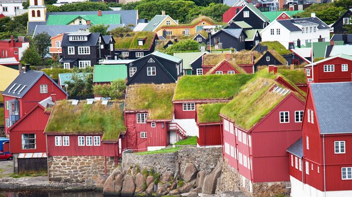 Færøerne Torshavn, Gamle Bydel, Tinganes, Røde Huse, Græs På Tage