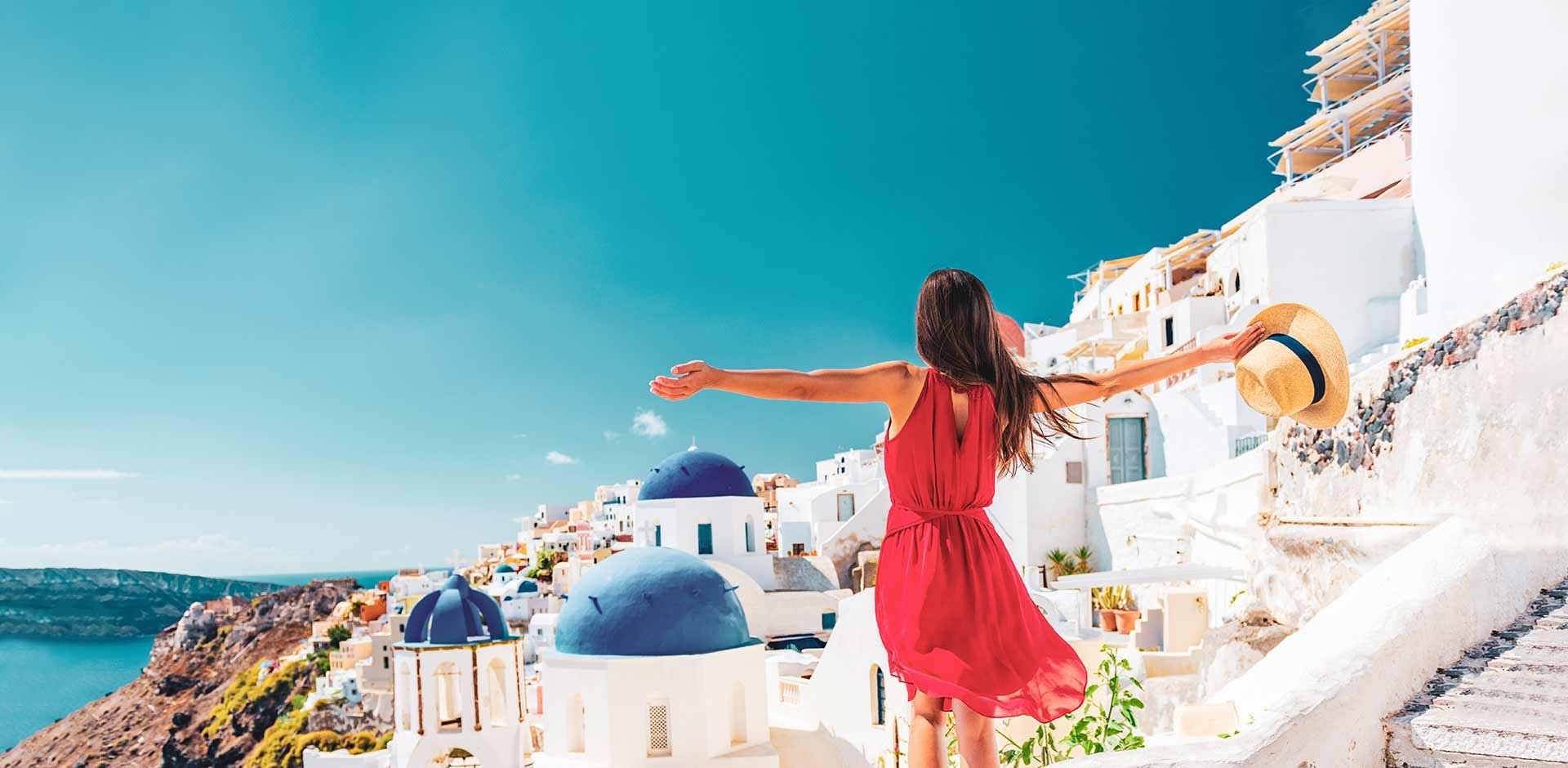 Grækenland Santorini kvinde står og kigger ud over byen