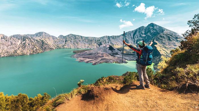 Indonesien Lombok Rinjani Bjerg Backpacker Står Og Kigger Ud Over Landskab
